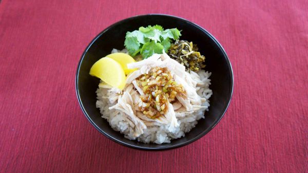 しっとり蒸し鶏｜薄味でアレンジ自在な食材｜台湾名物 鶏肉飯(ジーローファン)に最適！
