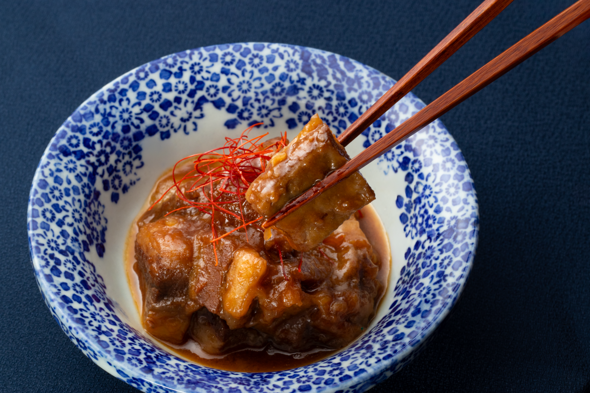 【麺屋くろ松】国産牛すじ煮込み｜トッピングにも｜甘味と旨味を引き出す二段仕込み